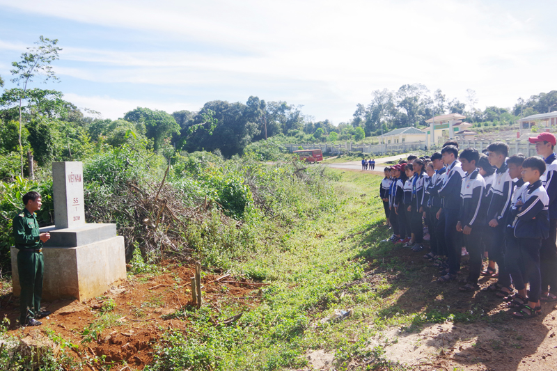 “Tiết học vùng biên” hun đúc tình yêu Tổ quốc